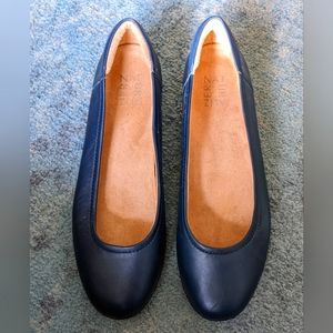 Naturalizer Navy Flats Size 9